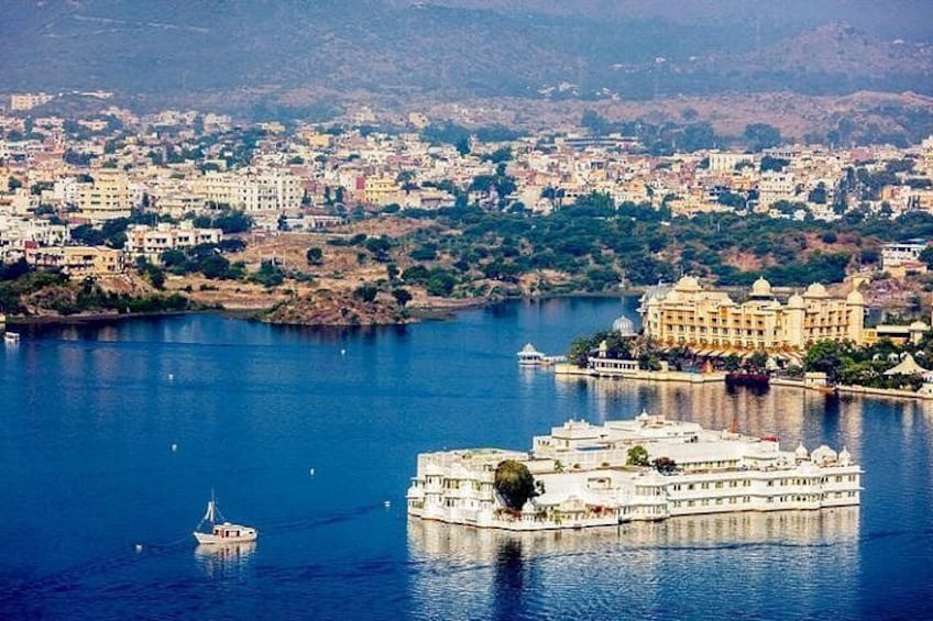 Una vasta distesa d'acqua con un albergo galleggiante e una barca più piccola. 2