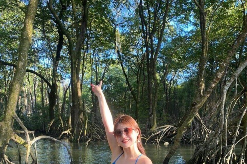 Une personne se trouvant dans un environnement naturel, avec des arbres et de l’eau. 1