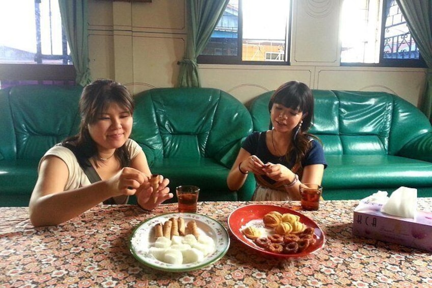 Dos personas sentadas a una mesa con comida y bebidas. 3