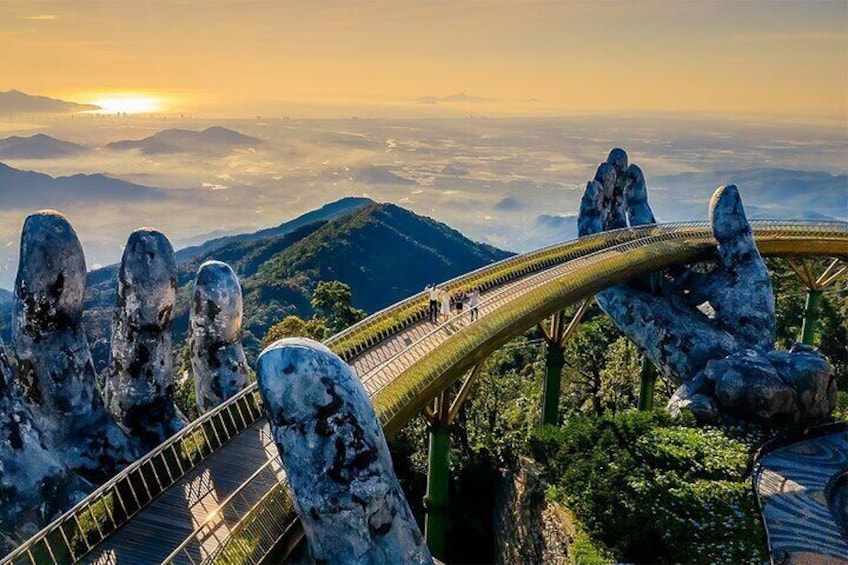 Un pont au design unique, entouré de grandes formations rocheuses et dominant un paysage montagneux. 1