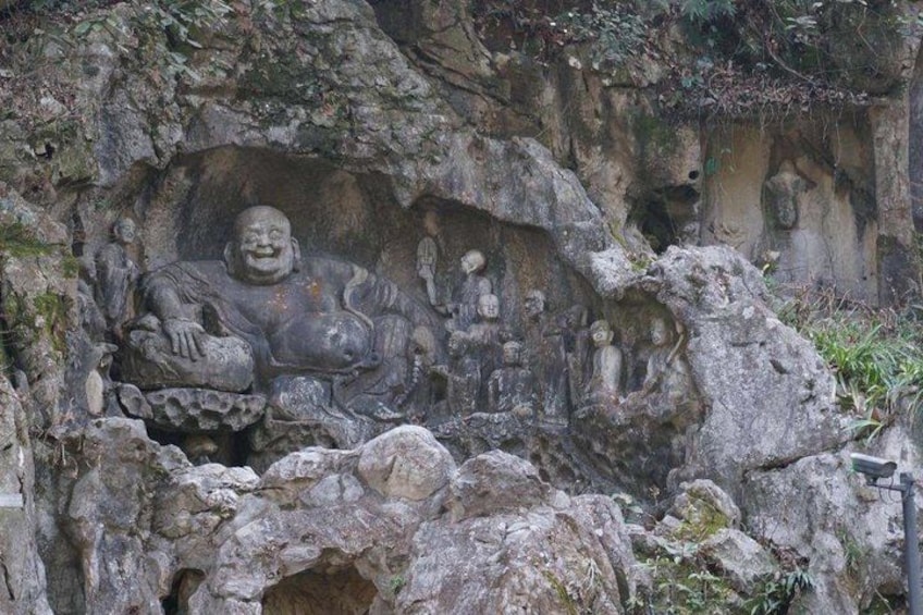 En stentavle med en glade Buddha i en hule. 4