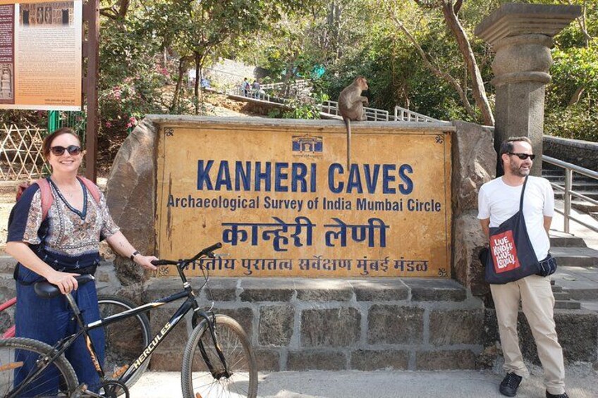 Señal de las Cuevas de Kanheri con una bicicleta y un mono. 2