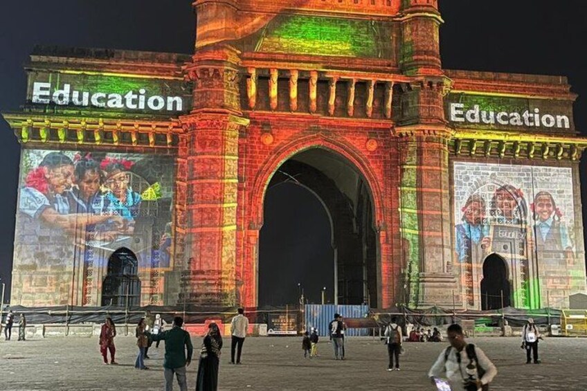 Un gran arco con la palabra 'Education' mostrada a ambos lados. 3