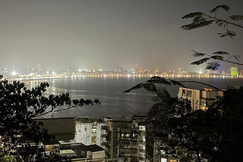 Un paisaje urbano nocturno con edificios y un río. 5