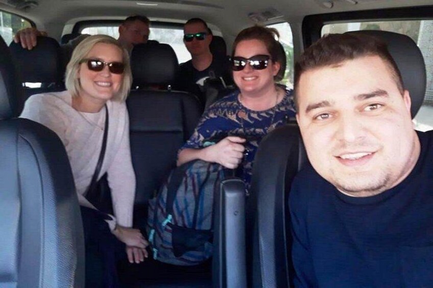 Een voertuiginterieur met vier personen. 4