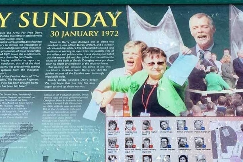 Una placa conmemorativa con texto y fotografías, que recuerda un evento ocurrido el 30 de enero de 1972. 2