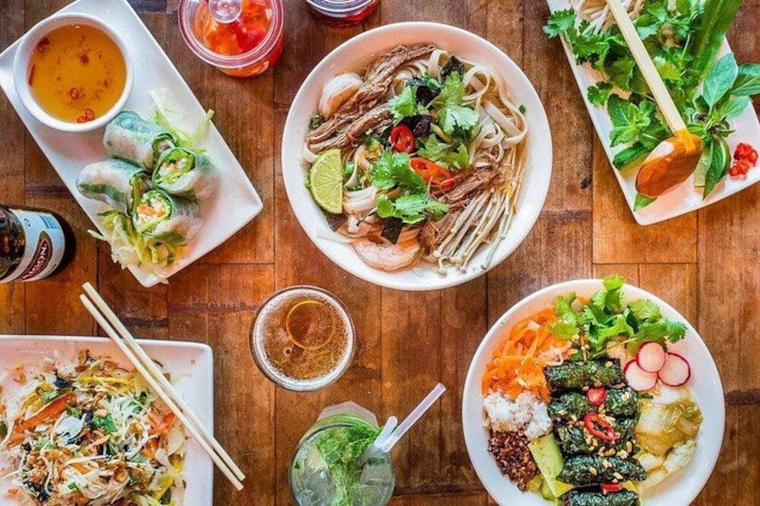 Verschiedene vietnamesische Gerichte, darunter Frühlingsrollen, Nudelsuppe und Reis mit Gemüse. 1
