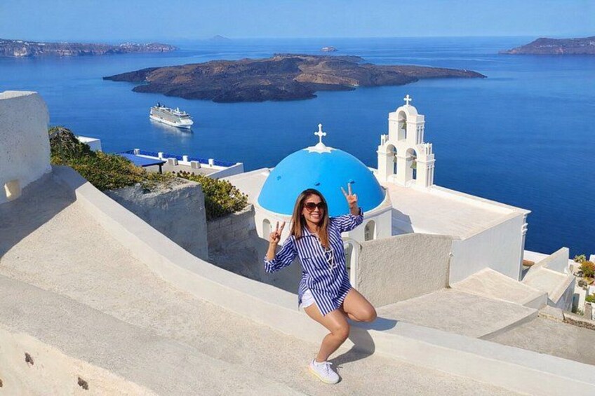 Smiling Lady at Three Bells of Fira 3
