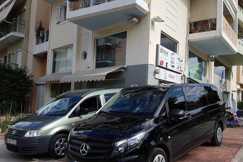En svart Mercedes-Benz-SUV parkerad framför en byggnad med balkonger och en skylt. 2