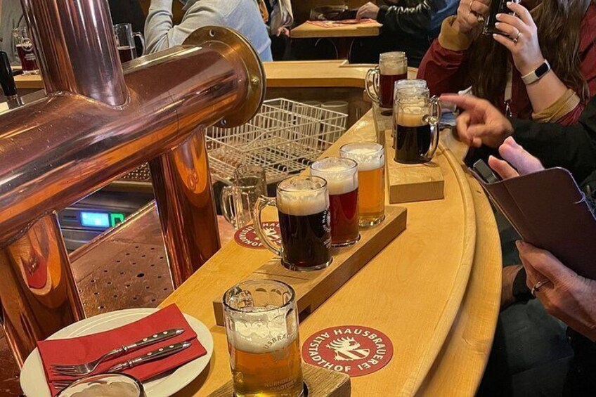 Un bar con varias llaves de cerveza y vasos de cerveza sobre la barra. 4