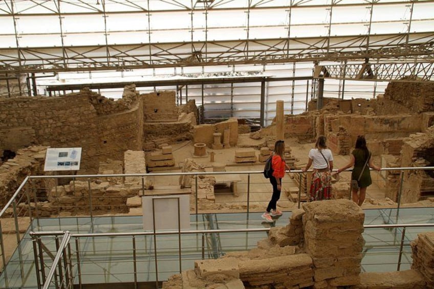 Un sito archeologico con rovine antiche e una passerella panoramica in vetro. 2