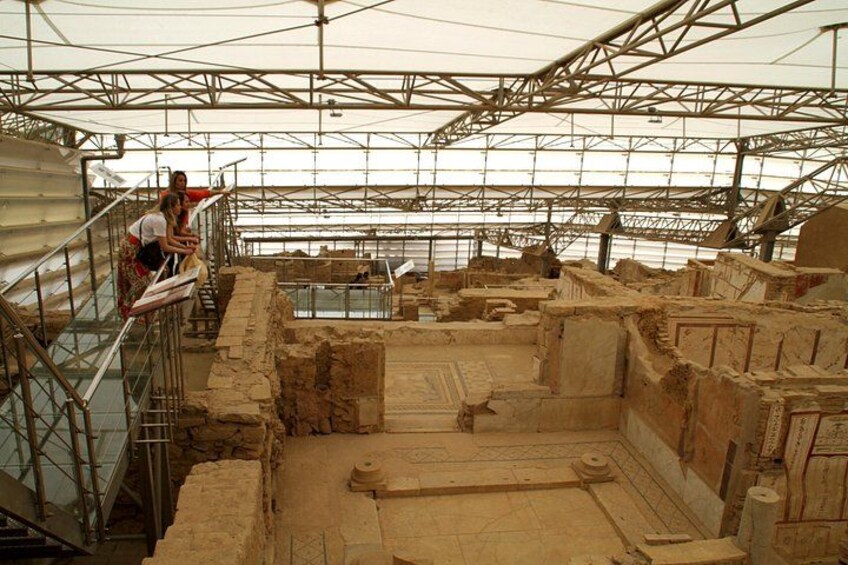 Een archeologische plek met oude ruïnes en steigers. 3