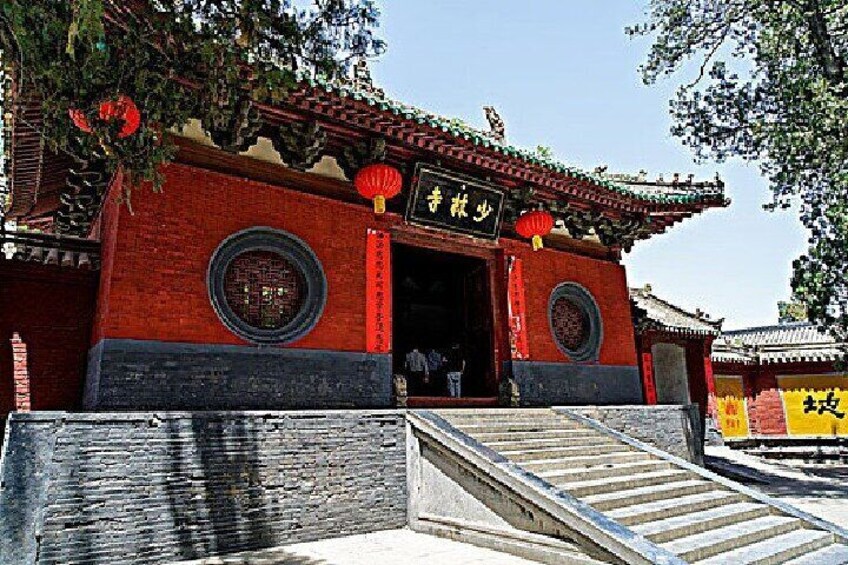 Private Luoyang Longmen Grottoes & Shaolin Temple Day Tour from Luoyang