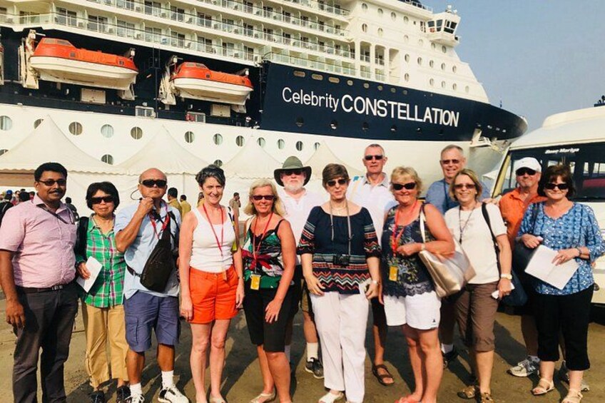 Een groep mensen staat voor het cruiseschip Celebrity Constellation. 1