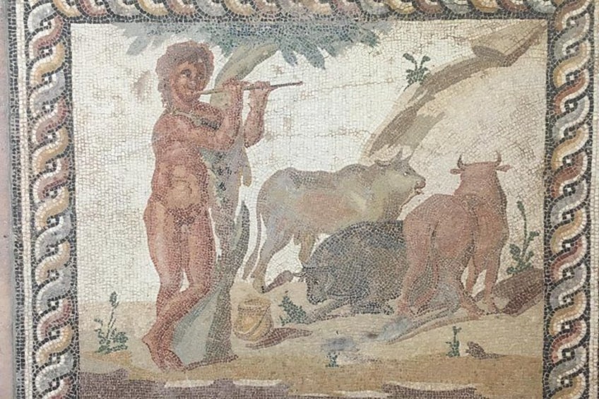 Ein Mosaik mit einer menschlichen Gestalt und zwei Stieren. 2