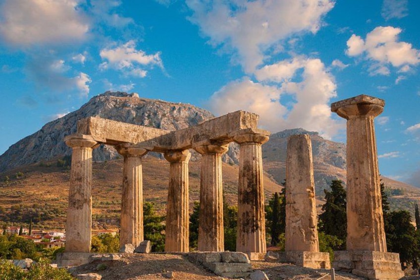 Antike griechische Ruinen mit Säulen und einem Berg im Hintergrund. 1