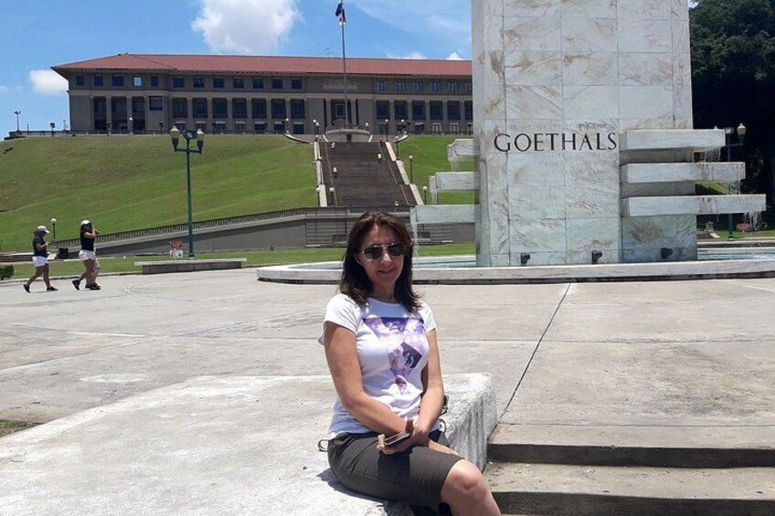 Una persona sentada en los escalones frente a un monumento de mármol con la inscripción 'GOETHALS'. 2