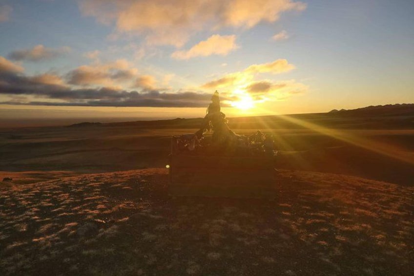 Wüstenlandschaft mit einem einzelnen Gebäude, das im Sonnenuntergang hervortritt. 4