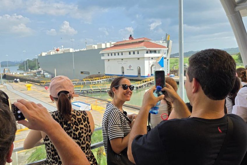 Des personnes prennent des photos d’un grand navire amarré dans un port. 5