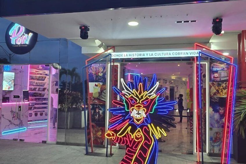 En lysende entré med en farverig maskot og automater. 5