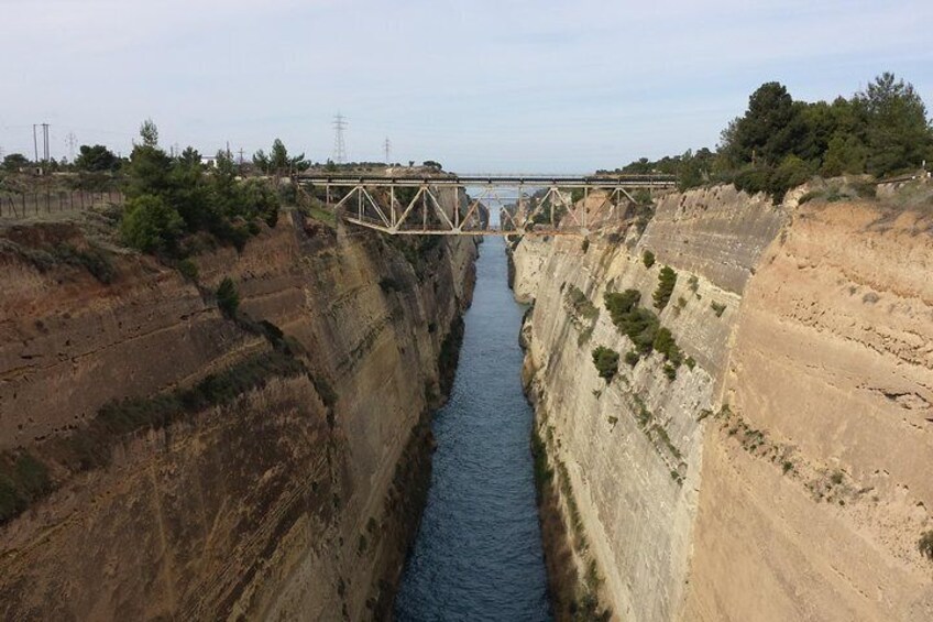 Una gran presa con un estrecho canal de agua y un puente que lo cruza. 1