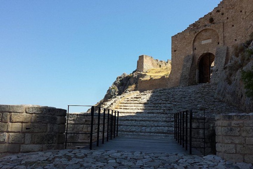 Acrokorinthos, the first gate 1