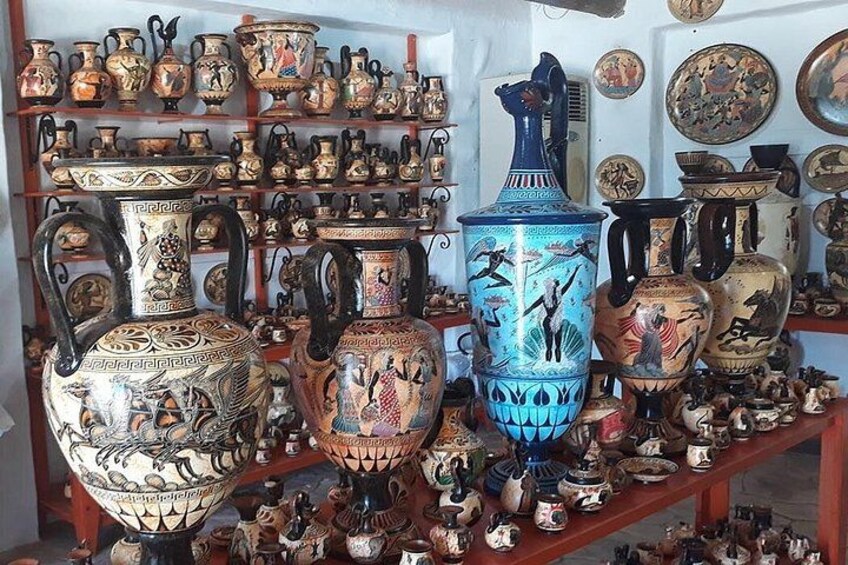 Diversa colección de cerámica antigua sobre estantes y mesas. 5