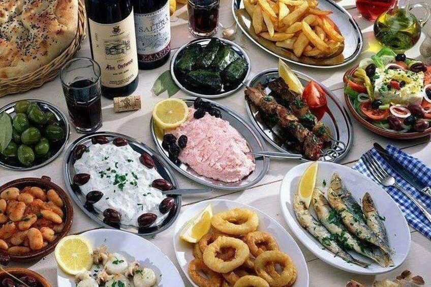 Diversos platos que incluyen aceitunas, pescado y pan. 3