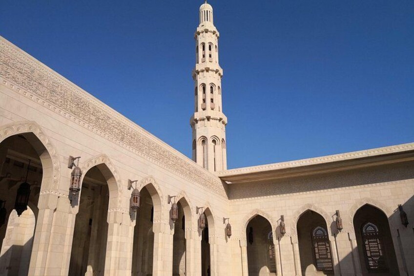Une mosquée dotée d’un minaret élevé et de portails en arc de cercle. 5