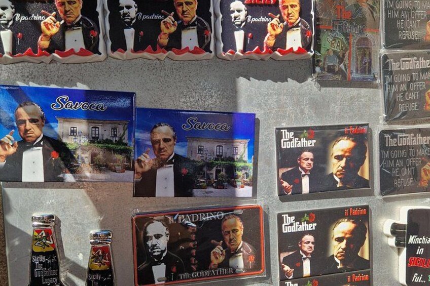 Een muur met verschillende filmposters, waaronder 'The Godfather' en 'Savoca'. 4