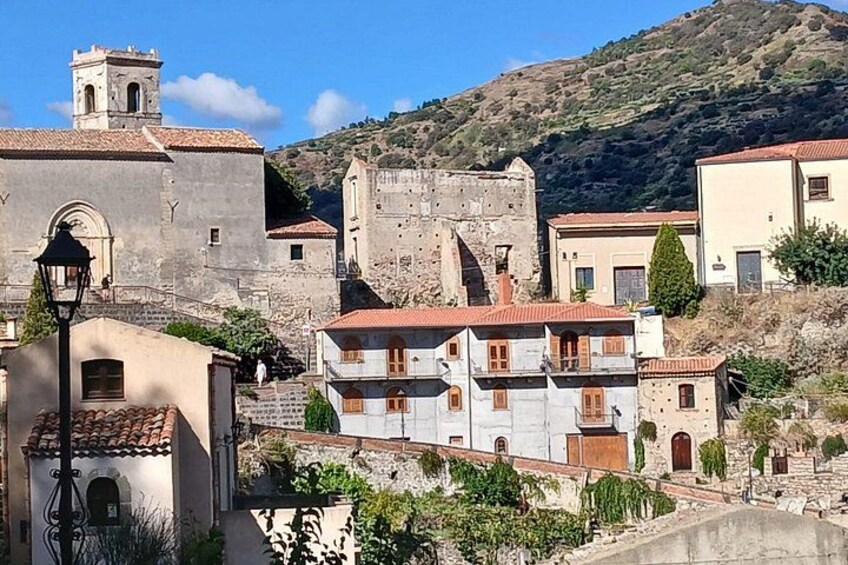 Une ville historique, avec des bâtiments en pierre, une église et une colline en arrière-plan. 2