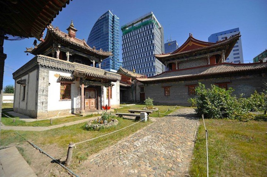 Traditionelle chinesische Architektur mit einem modernen Gebäude im Hintergrund. 1