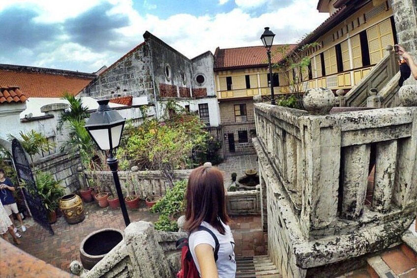 Walking tour in the walled city 1