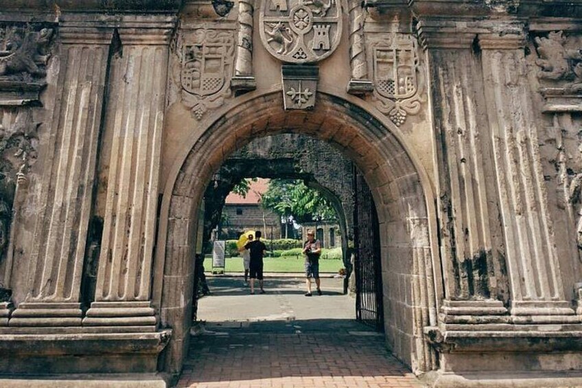 Walking tour in the walled city 3