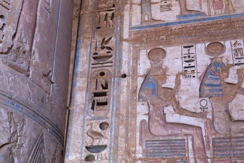 Hiéroglyphes de l’Égypte ancienne et représentation d’une figure assise tenant un oiseau. 5