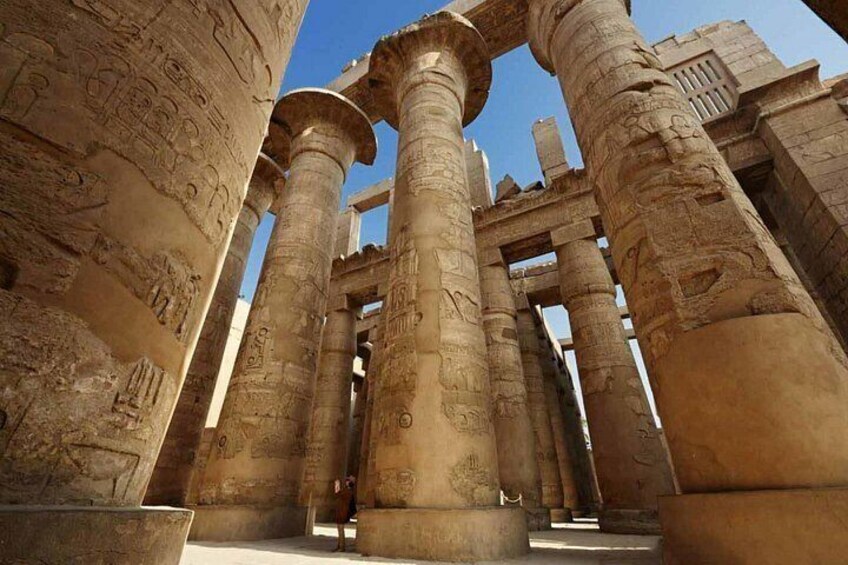 Colonnes de l’Égypte ancienne ornées de hiéroglyphes. 3