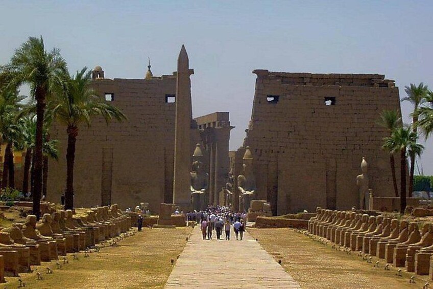 Un ancien complexe de temples égyptiens, composé de grandes structures en pierre et doté d’un chemin principal central. 4
