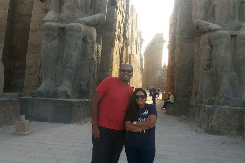 Een man en een vrouw staan voor oude Egyptische beelden. 2