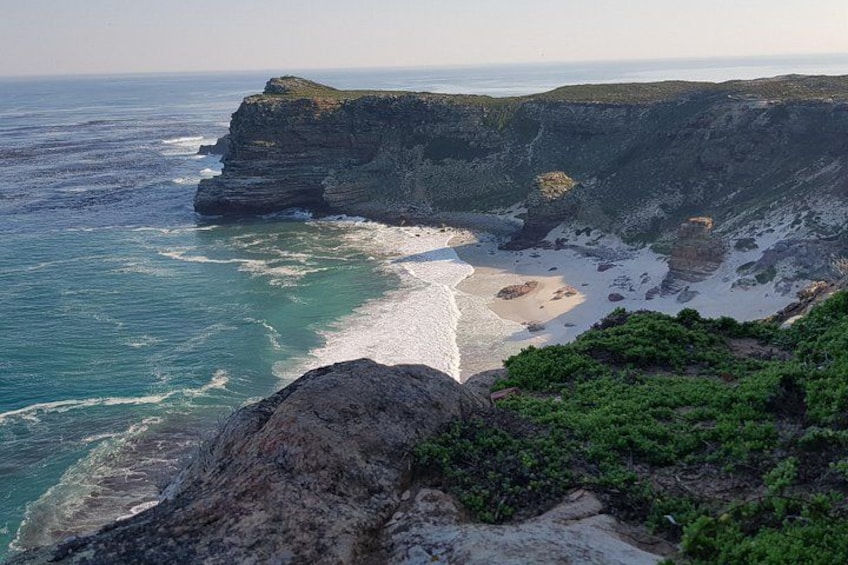 Paesaggio costiero con scogliera, spiaggia e oceano. 3