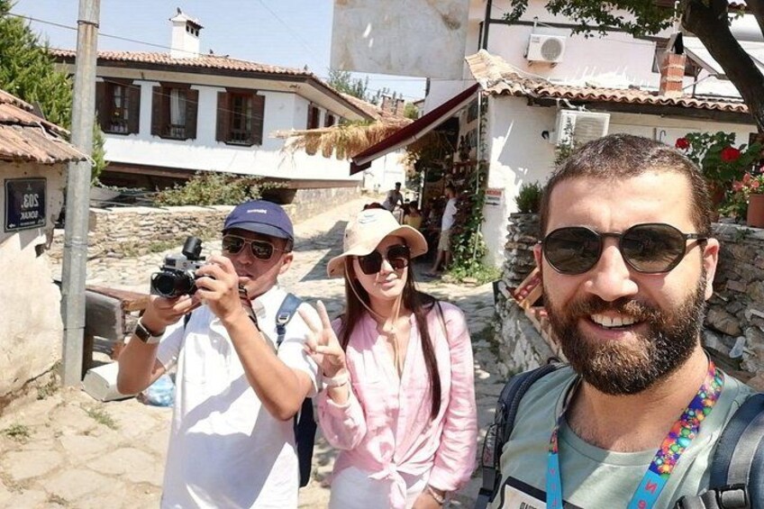Ein Mann macht ein Foto, eine Frau trägt Rosa, und ein Mann trägt ein weißes Hemd. 2