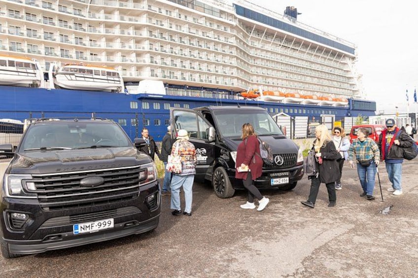Un crucero amarrado en un puerto con gente y vehículos cerca. 5