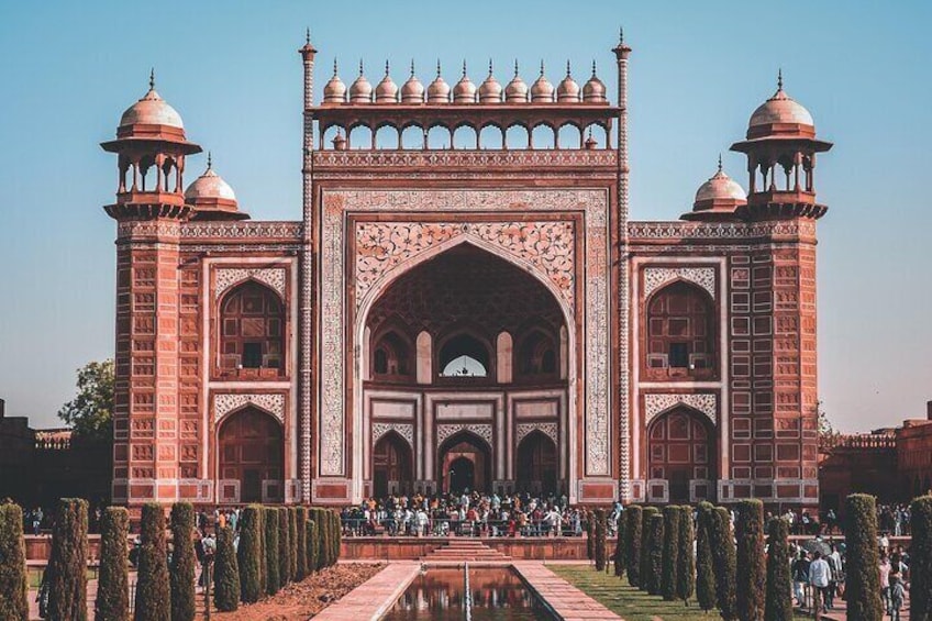 Le Taj Mahal, avec son vaste arc central, ses minarets et le jardin qui l’entoure. 4