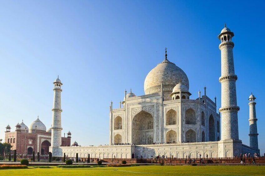 Le Taj Mahal, avec ses quatre minarets, et le fort rouge en arrière-plan. 1