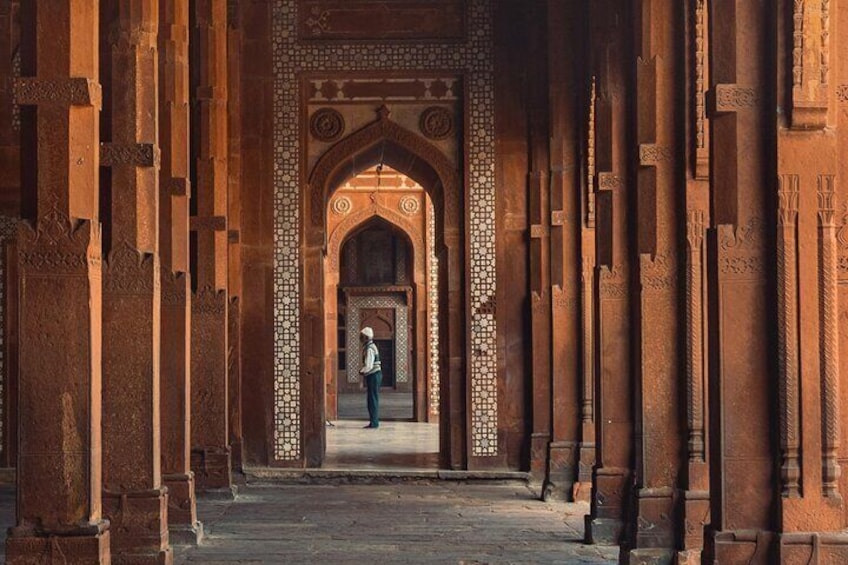 Un couloir en arc, orné de motifs complexes en briques et de colonnes. 5