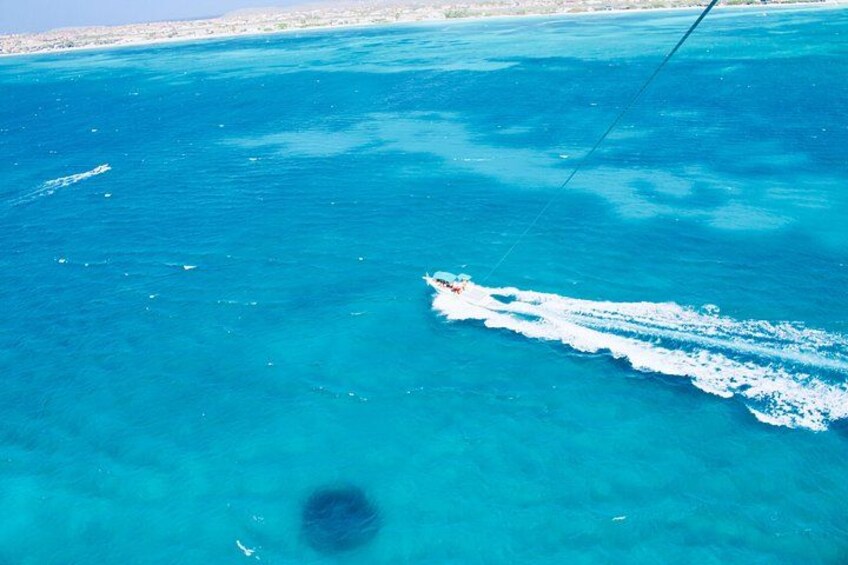 Mare blu intenso con la scia di una barca. 3