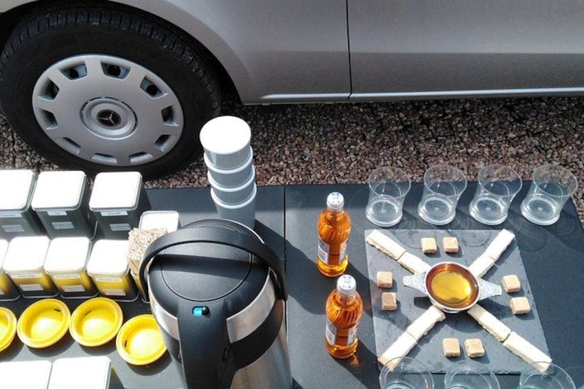 Une table sur laquelle se trouvent divers objets, notamment un appareil noir, des bols jaunes, des gobelets en plastique et des bouteilles. 5