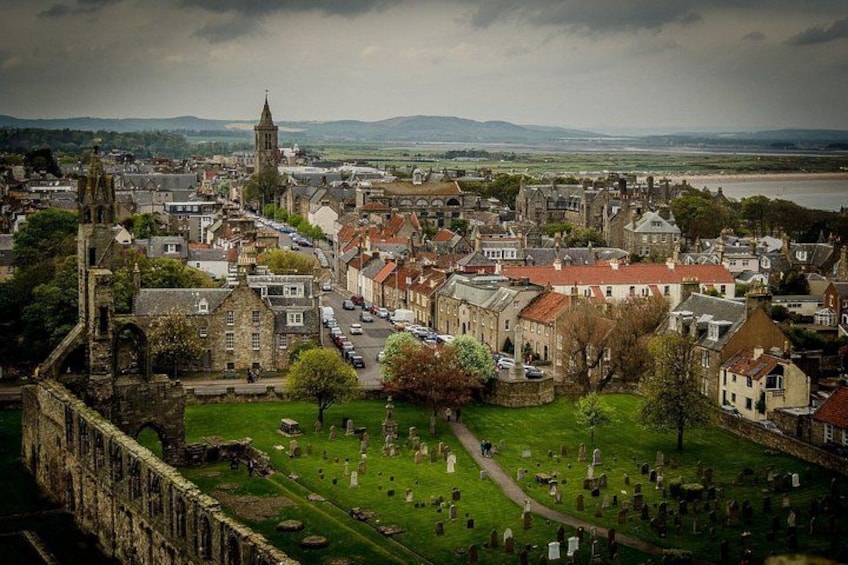 Une ville historique, avec un clocher d’église imposant, un cimetière et une rivière en arrière-plan. 4