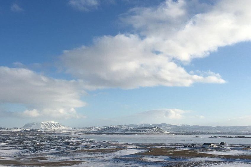Paisaje nevado con montañas al fondo y cielo despejado. 2