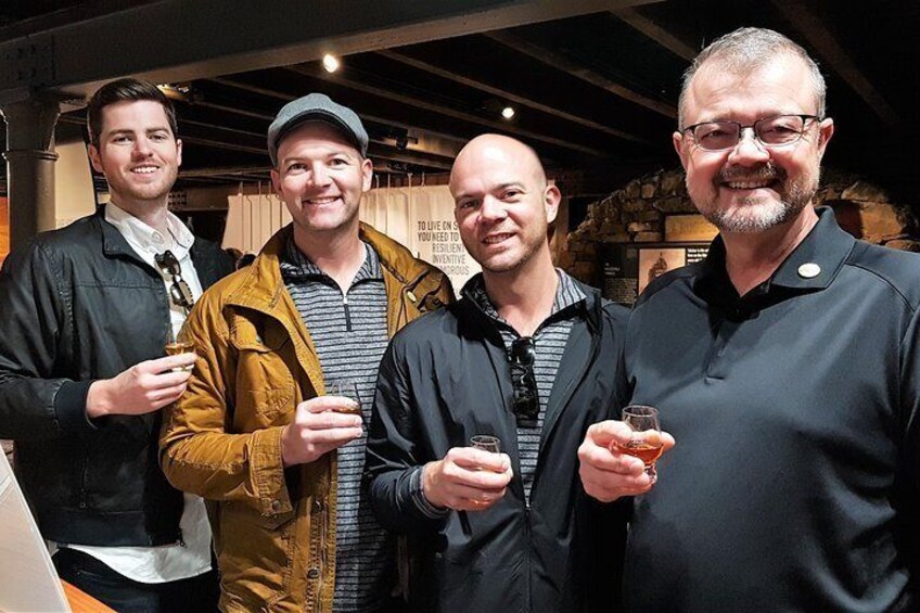 Vier Personen drinnen, die Getränke halten. 4