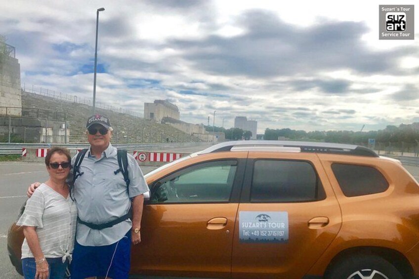 Un hombre y una mujer de pie junto a un vehículo con un letrero que dice 'Suzart's Tour Service Tour'. 5